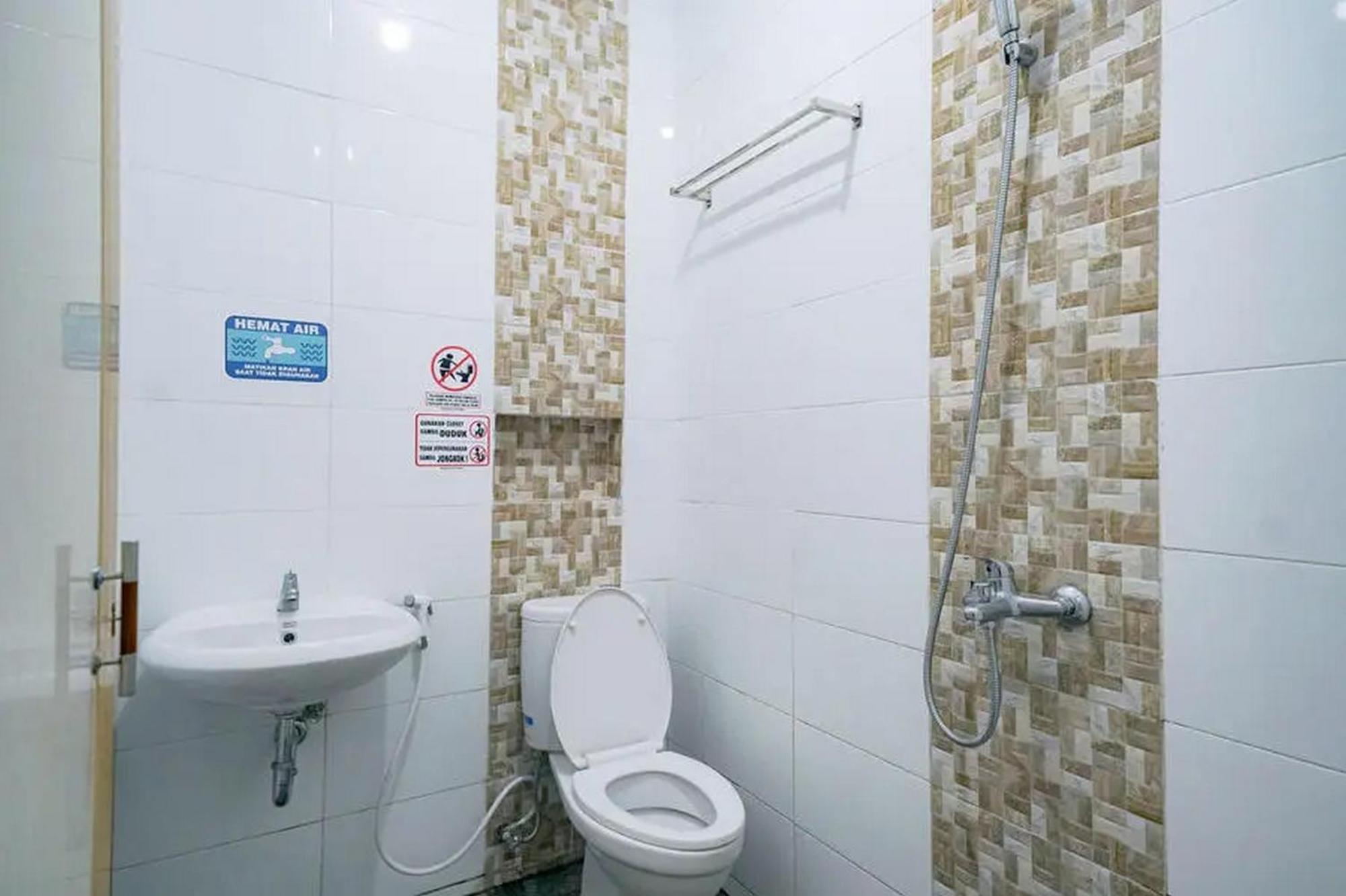 Hotel RedDoorz near Ekowisata Mangrove Belawan Pokój zdjęcie