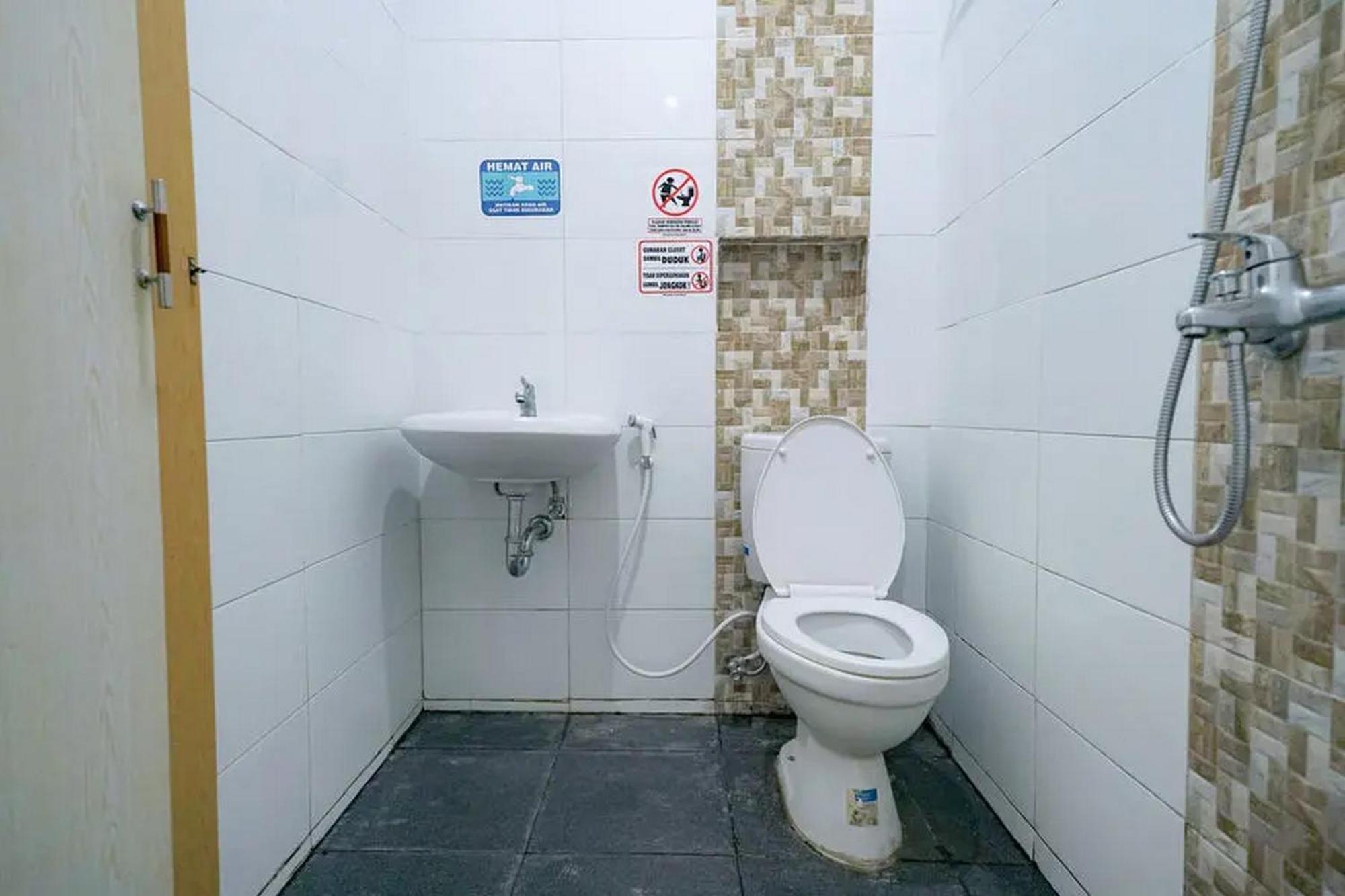 Hotel RedDoorz near Ekowisata Mangrove Belawan Pokój zdjęcie